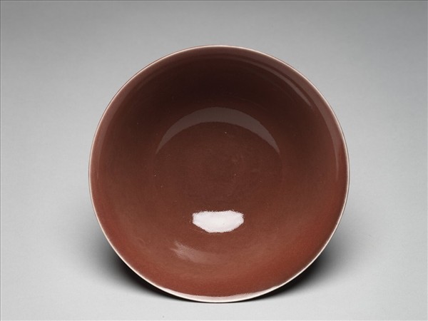 霽紅釉錐拱龍紋高足碗