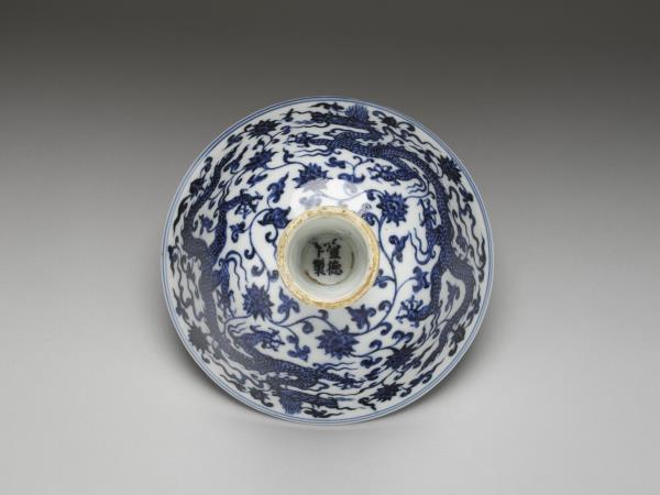 青花穿蓮雙龍紋藏文高足碗