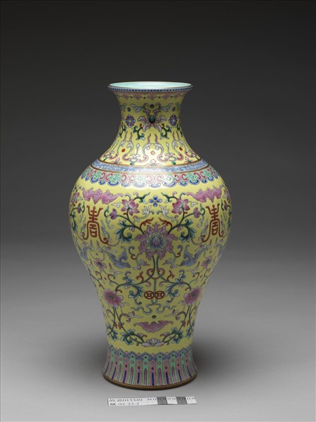 粉彩黃地福壽番蓮紋瓶