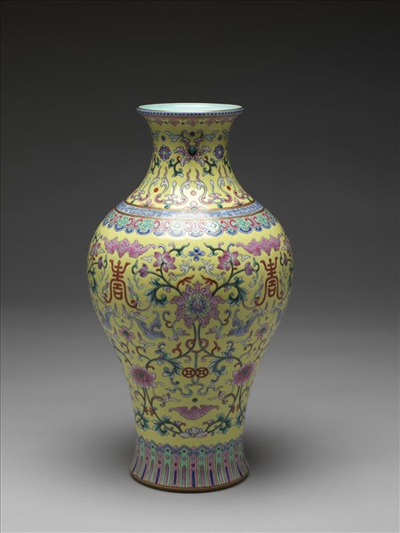 粉彩黃地福壽番蓮紋瓶