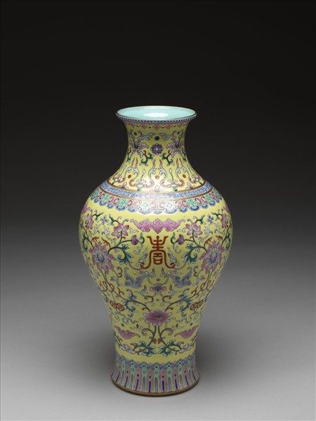 粉彩黃地福壽番蓮紋瓶