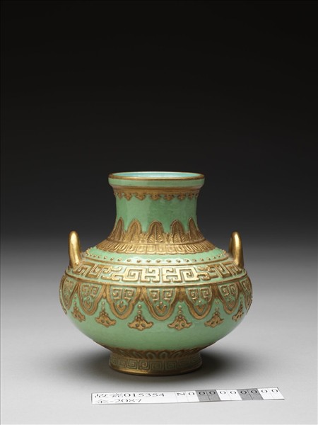 綠地金彩夔紋雙耳壺