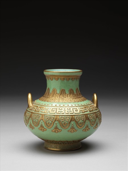 綠地金彩夔紋雙耳壺