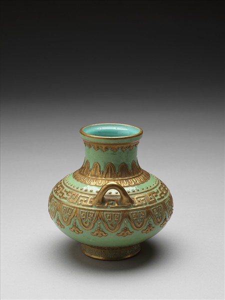 綠地金彩夔紋雙耳壺