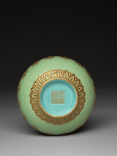 綠地金彩夔紋雙耳壺