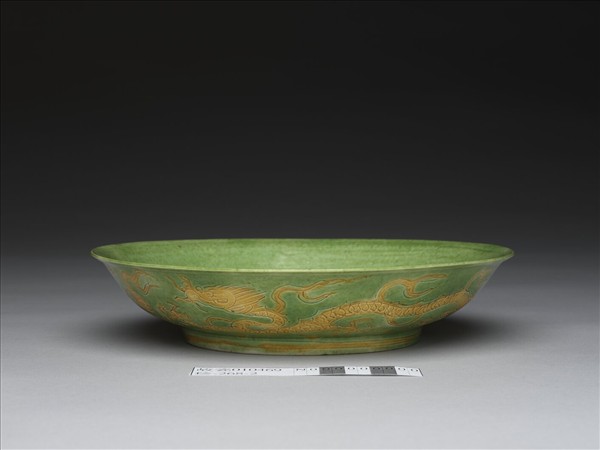 綠地黃彩龍紋盤