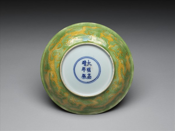綠地黃彩龍紋盤