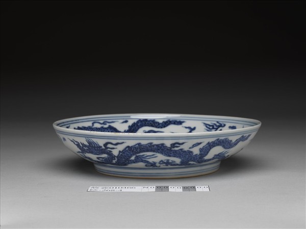 青花番蓮龍紋盤