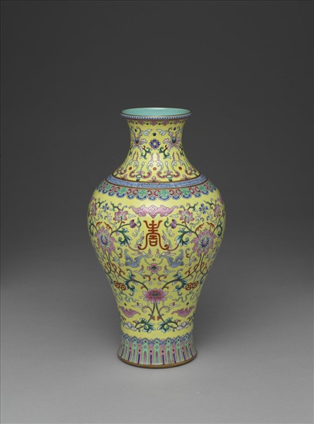 粉彩黃地福壽番蓮紋瓶