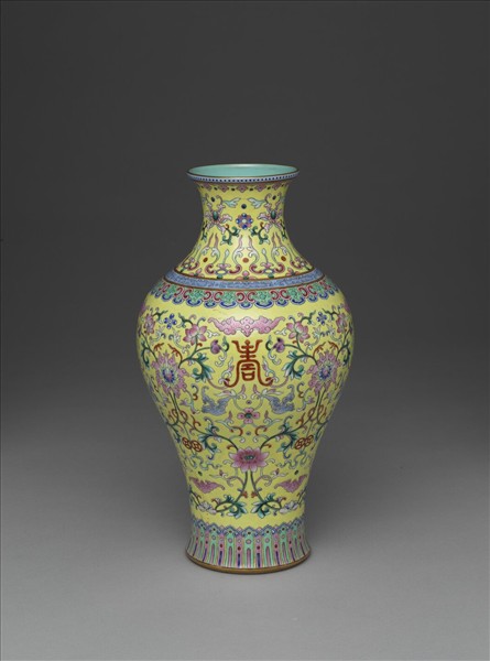 粉彩黃地福壽番蓮紋瓶