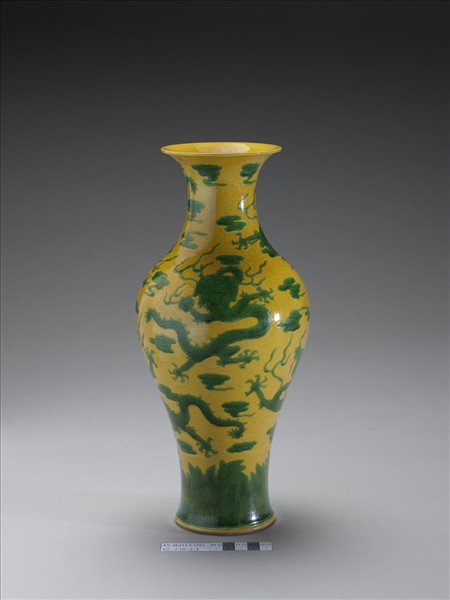 黃地綠彩五龍紋瓶