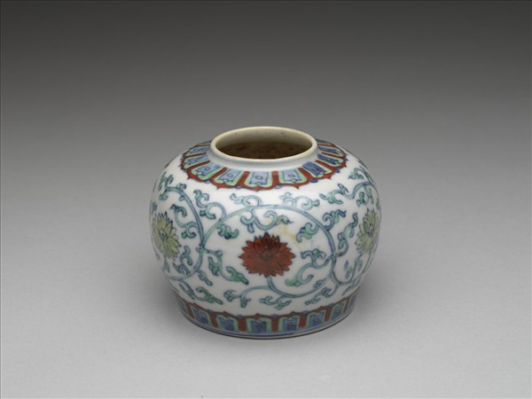 鬥彩花卉紋蓋罐