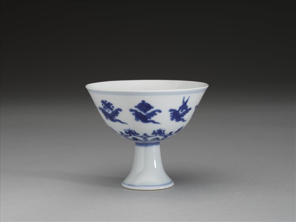 青花八寶紋高足杯