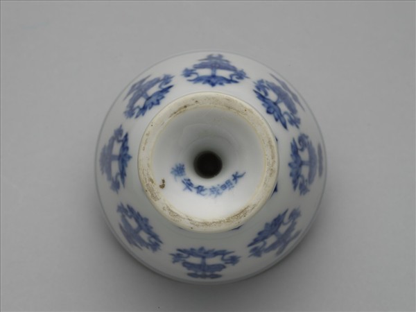 青花番蓮托八寶紋高足杯