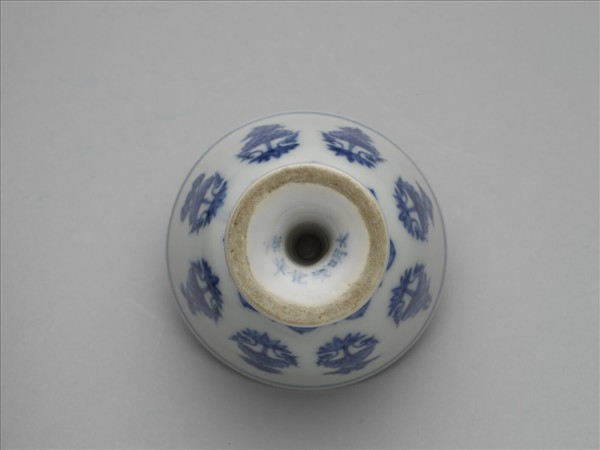 青花番蓮托八寶紋高足杯