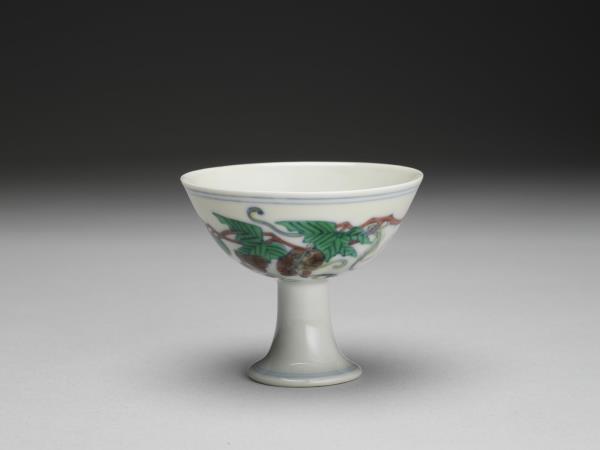 鬥彩葡萄紋高足杯