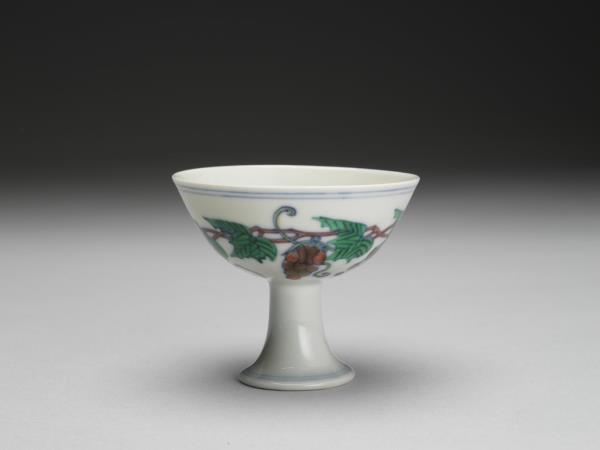 鬥彩葡萄紋高足杯