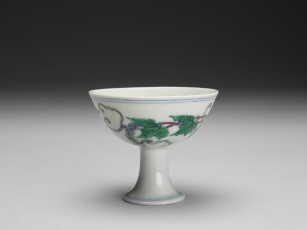 鬥彩葡萄紋高足杯