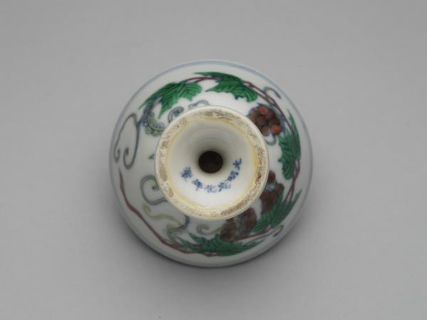 鬥彩葡萄紋高足杯