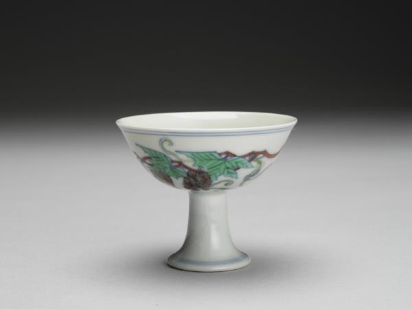 鬥彩葡萄紋高足杯