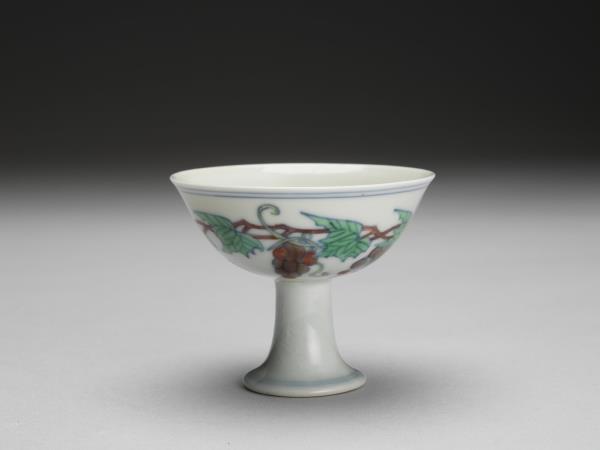 鬥彩葡萄紋高足杯