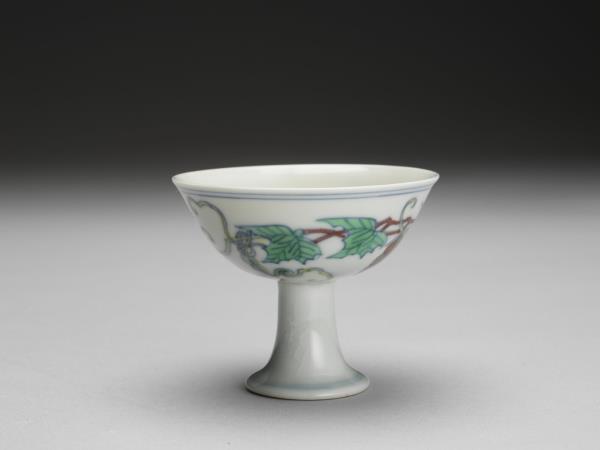 鬥彩葡萄紋高足杯