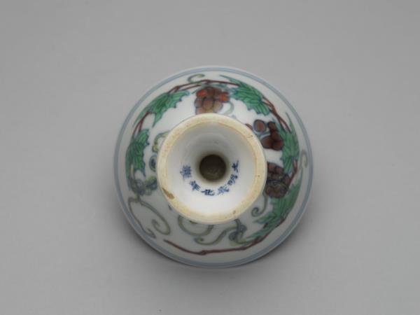 鬥彩葡萄紋高足杯