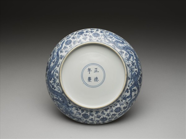 青花番蓮龍紋盤