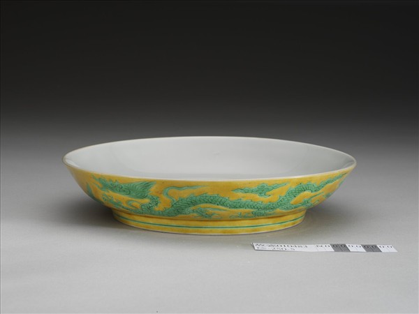 黃地綠彩龍紋盤