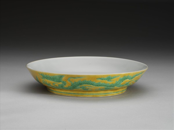 黃地綠彩龍紋盤