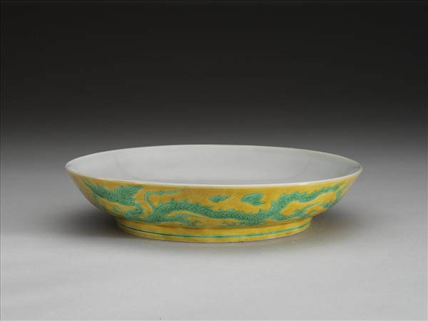 黃地綠彩龍紋盤