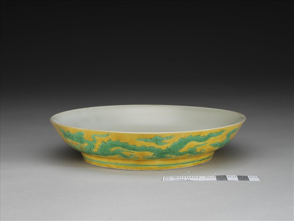 黃地綠彩龍紋盤
