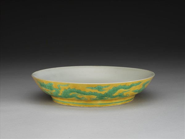 黃地綠彩龍紋盤