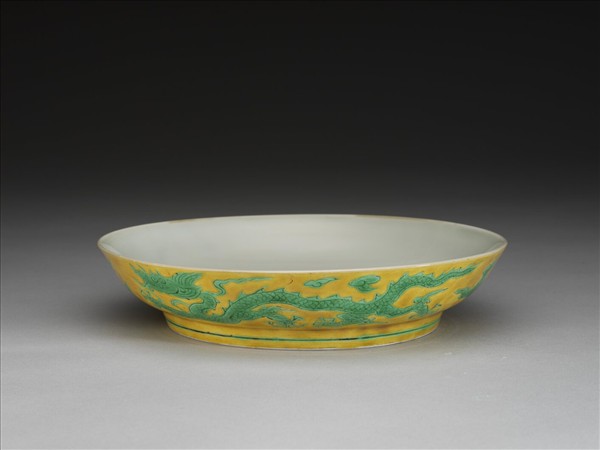 黃地綠彩龍紋盤