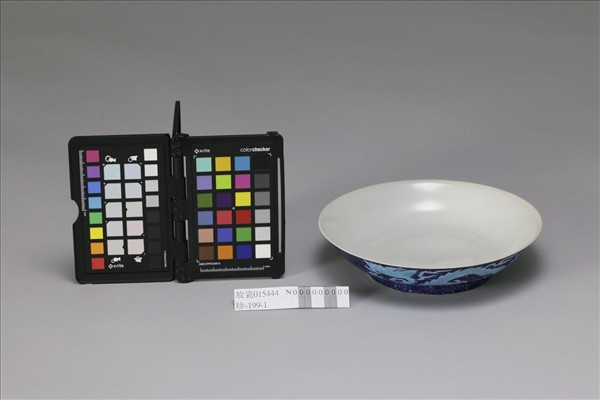 霽青孔雀藍釉龍紋盤