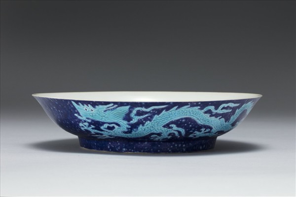 霽青孔雀藍釉龍紋盤
