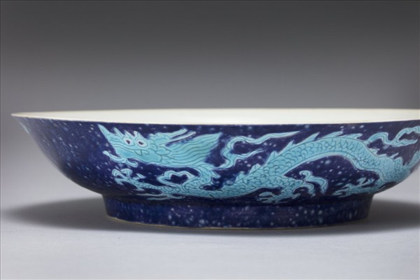 霽青孔雀藍釉龍紋盤