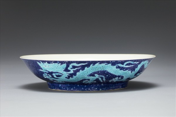 霽青孔雀藍釉龍紋盤