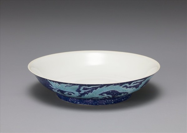 霽青孔雀藍釉龍紋盤