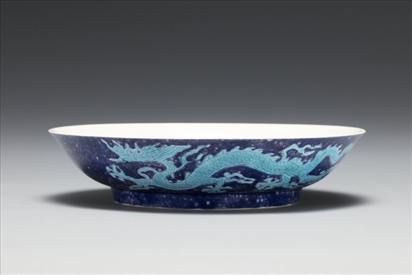 灑藍地孔雀綠彩雲龍紋盤