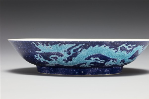 灑藍地孔雀綠彩雲龍紋盤