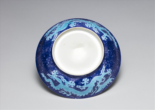 灑藍地孔雀綠彩雲龍紋盤