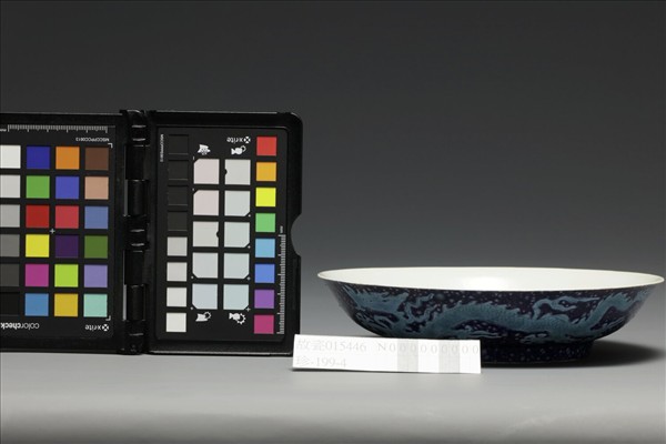 灑藍地孔雀綠彩雲龍紋盤