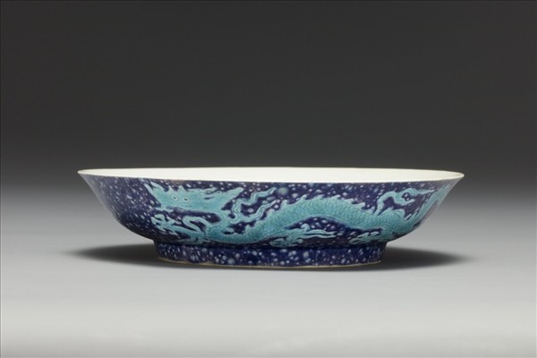 灑藍地孔雀綠彩雲龍紋盤