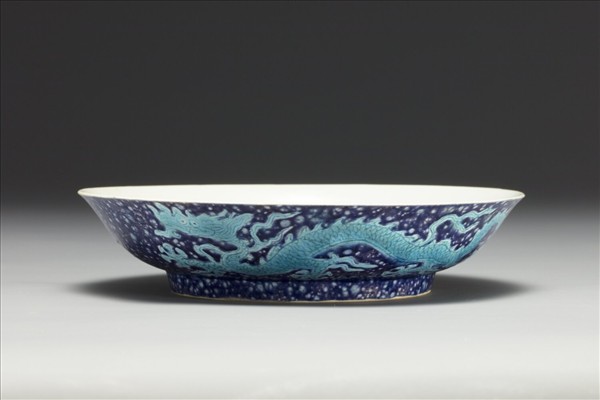 灑藍地孔雀綠彩雲龍紋盤