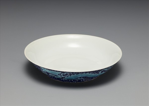 灑藍地孔雀綠彩雲龍紋盤