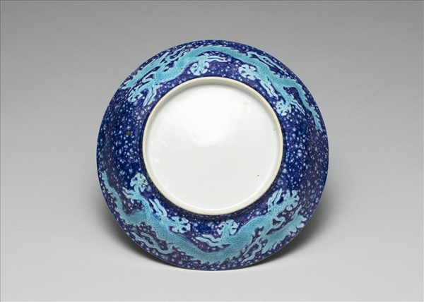 灑藍地孔雀綠彩雲龍紋盤