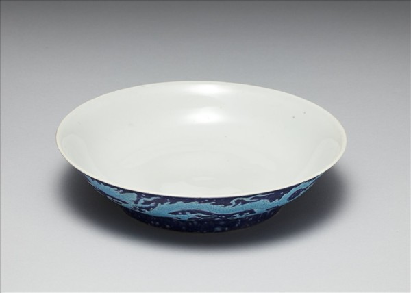 霽青孔雀藍釉龍紋盤