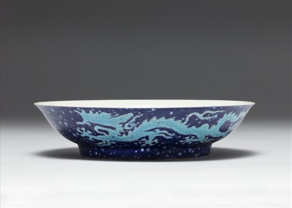 霽青孔雀藍釉龍紋盤