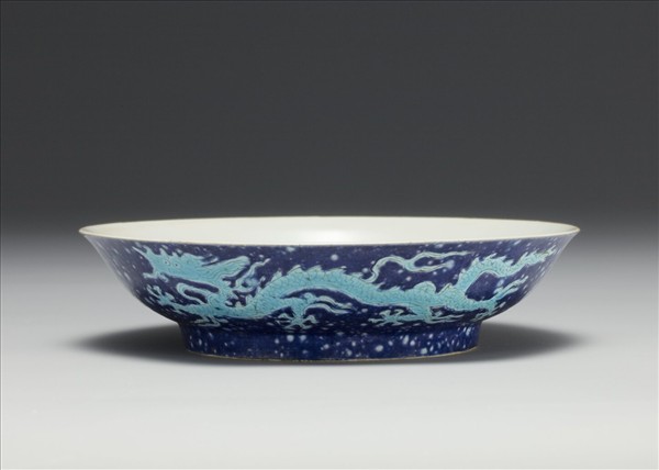 霽青孔雀藍釉龍紋盤